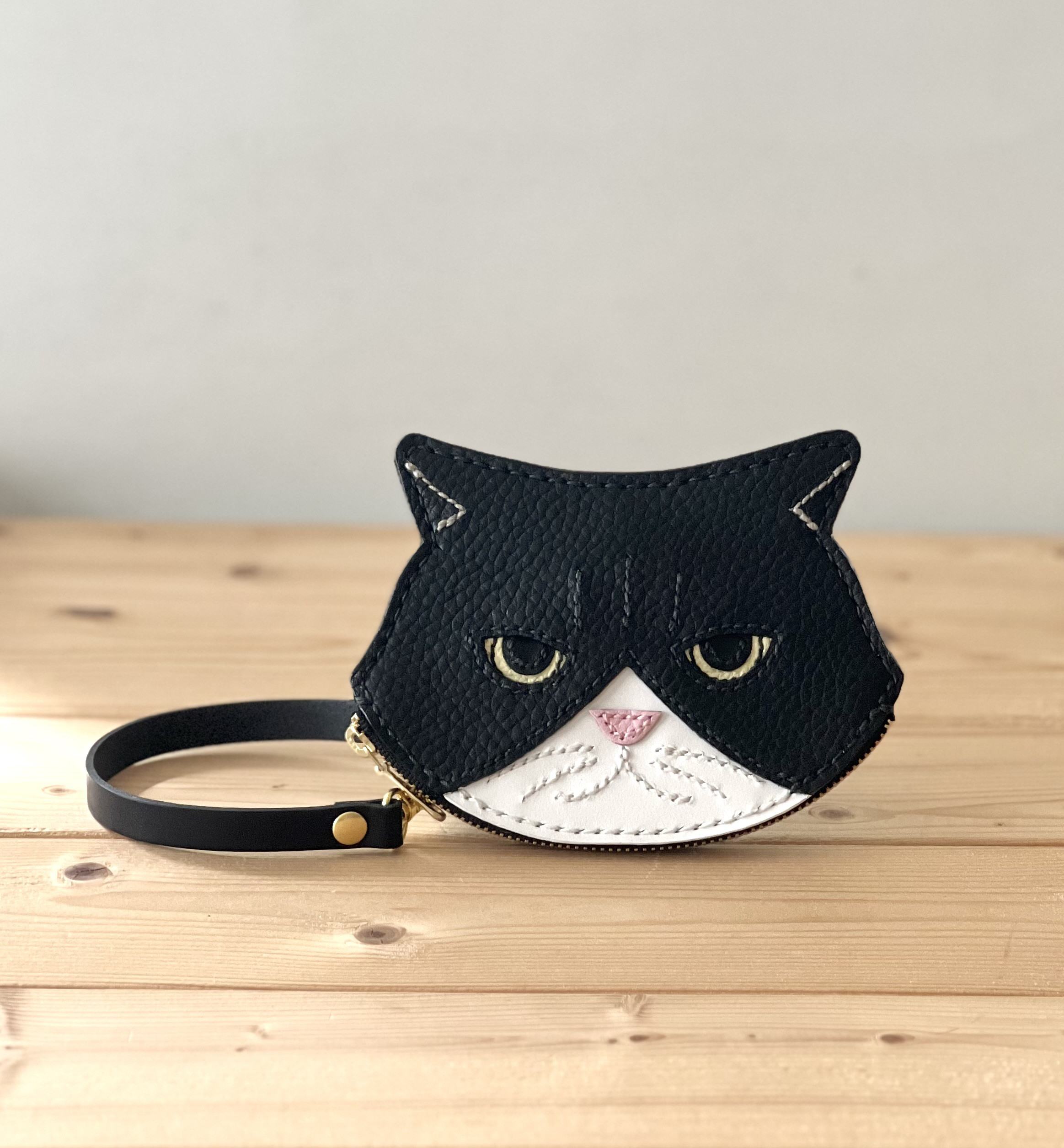 猫好きが作ったイカ耳の小銭入れ　長毛黒白ハチワレ猫(目の色淡い黄色) Dカン手紐付き　本牛革　手縫い　送料無料