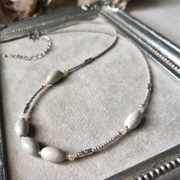 檸檬石とチューブ型ビーズの少し長めのネックレス 4枚目の画像