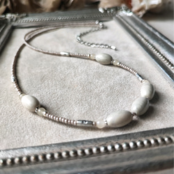 檸檬石とチューブ型ビーズの少し長めのネックレス 3枚目の画像