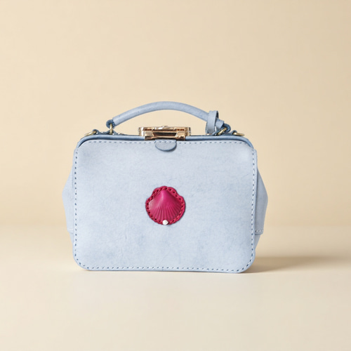 本革がま口バッグ・立体シェルモチーフ×パール付き・手縫い仕上げの