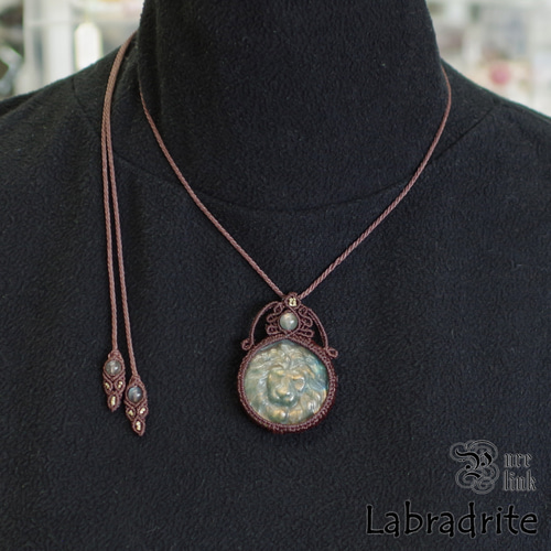 百獣の王ライオン彫刻『ゴールデンラブラドライト』マクラメ編みトップ