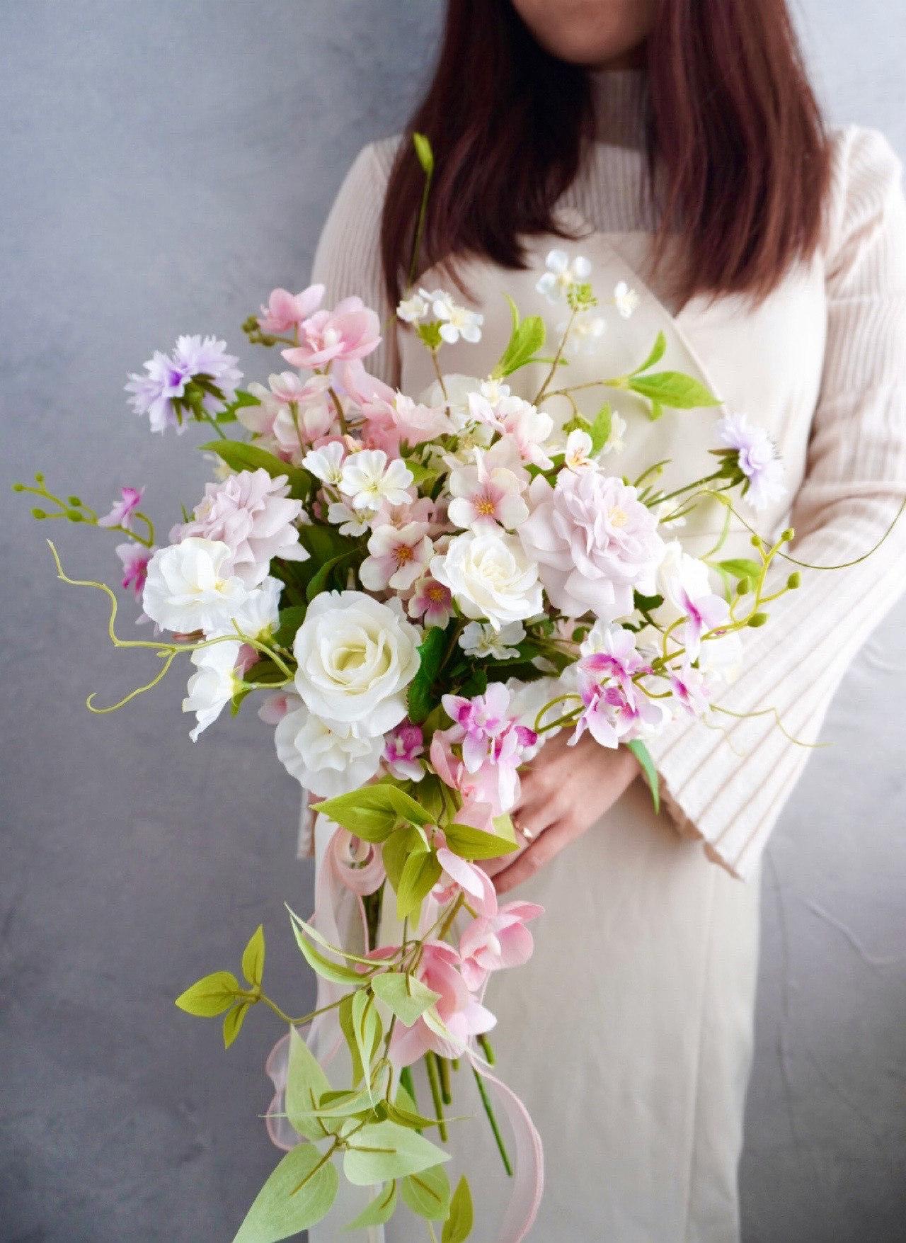 幸せを運ぶ♡淡く色づくピンク×ホワイトローズブーケ｜アーティフィシャルフラワー【ブートニアプレゼント】前撮り披露宴