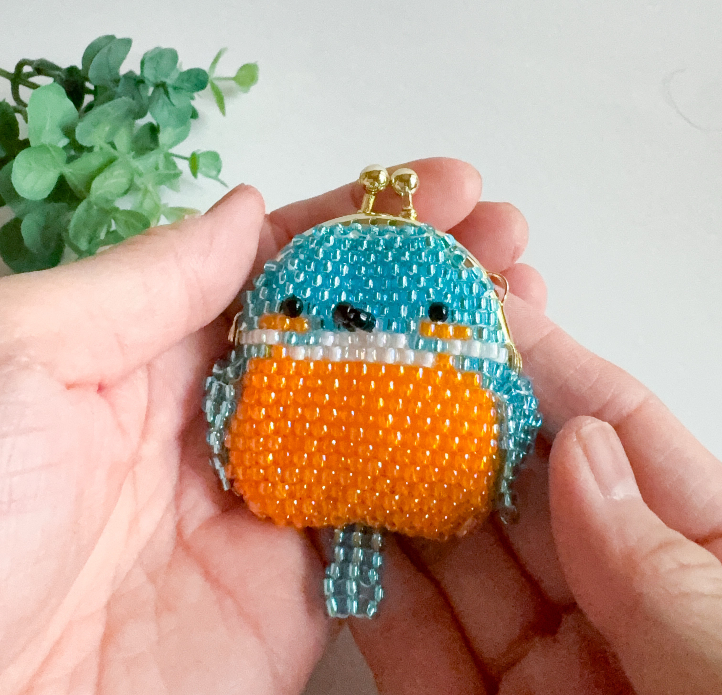 ひらりと飛んできたカワセミのビーズがま口ポーチ