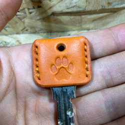 大きい肉球(犬)刻印のキーカバー オレンジ 3枚目の画像
