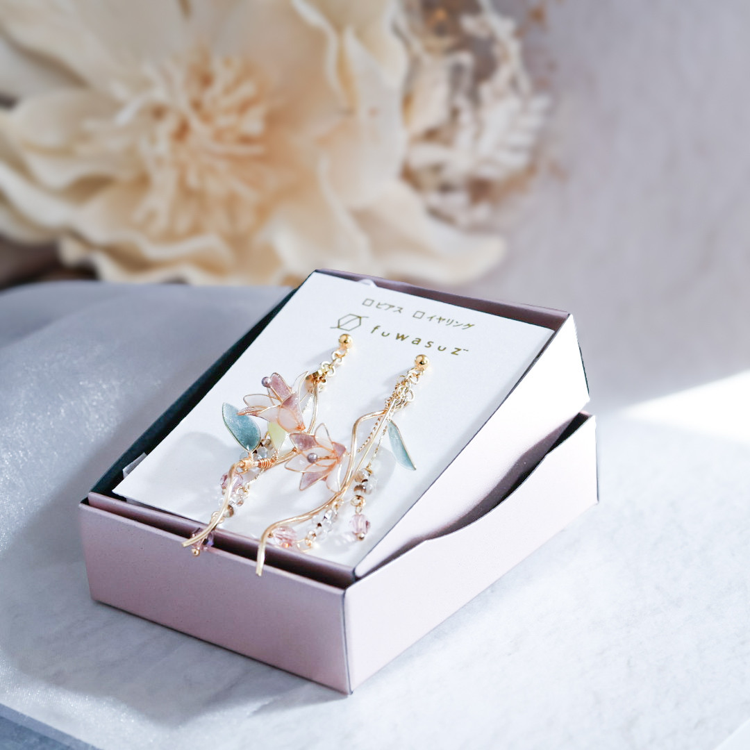 くすみピンク百合とビジューが輝くピアス(イヤリング、ノンホール、樹脂ピアス変更可)アレルギー対応サージカルステンレス