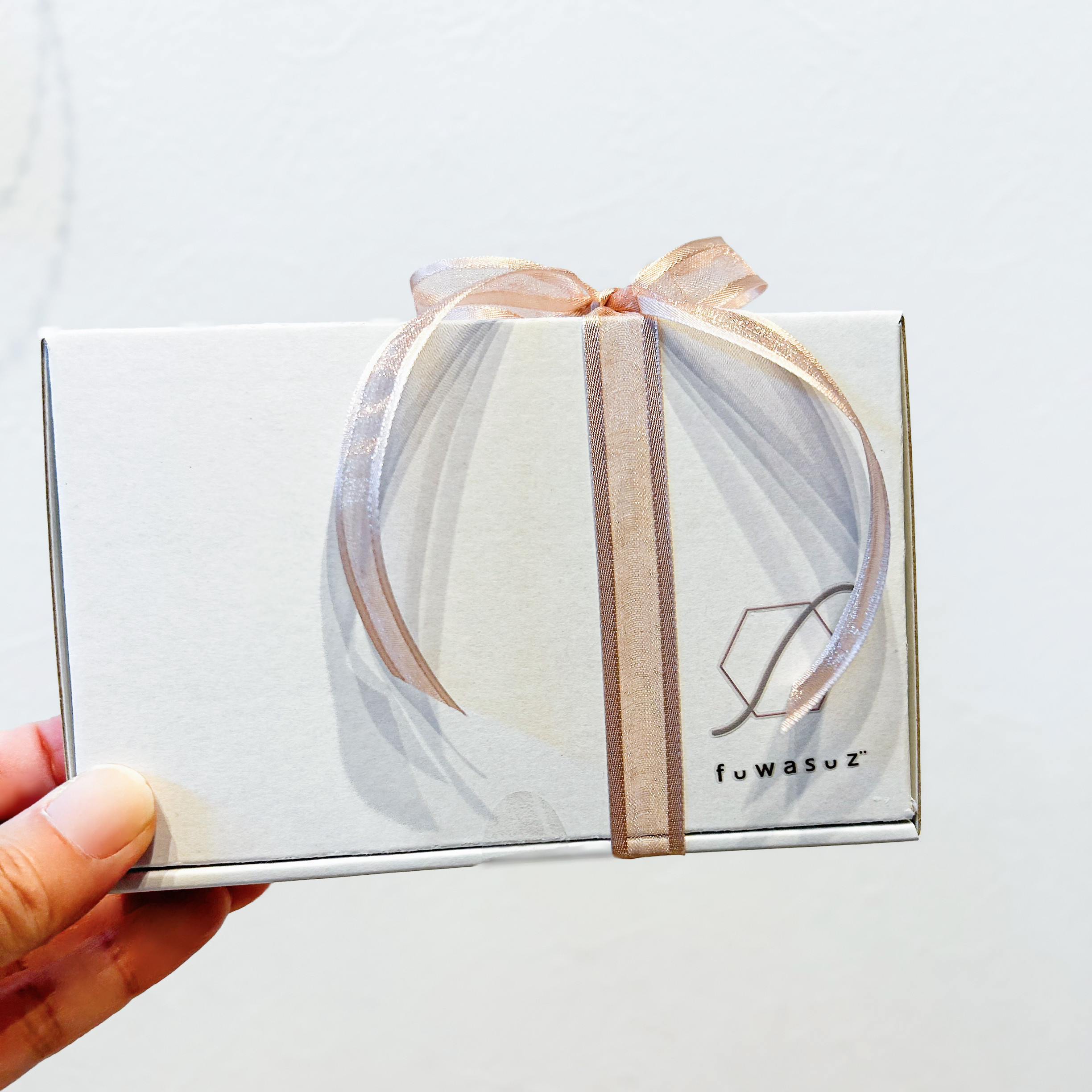 白ゆりと透明感あるビジューが揺れるピアス・イヤリング 等 (金具交換できます)  サージカルステンレス(316L)