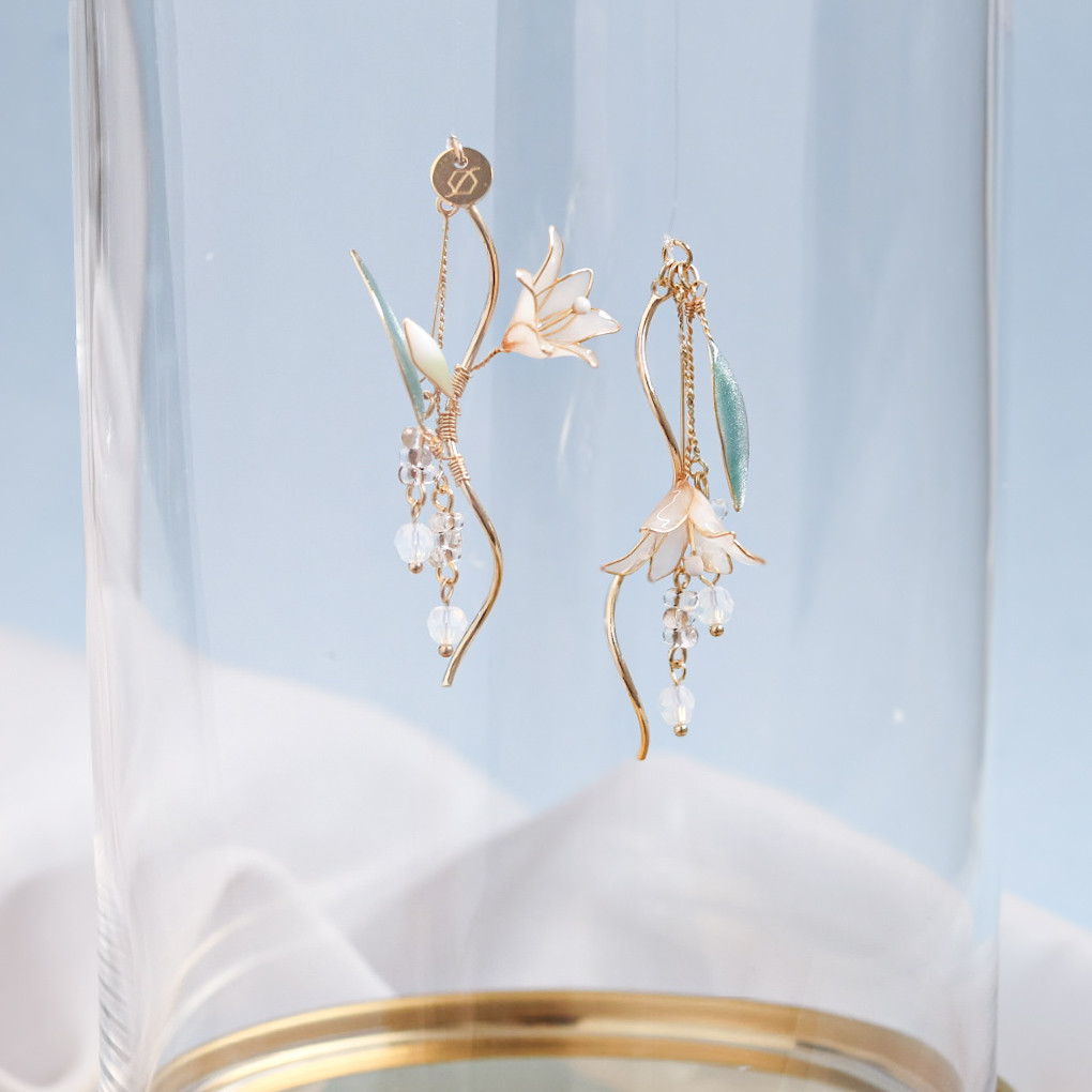 白ゆりと透明感あるビジューが揺れるピアス・イヤリング 等 (金具交換できます)  サージカルステンレス(316L)