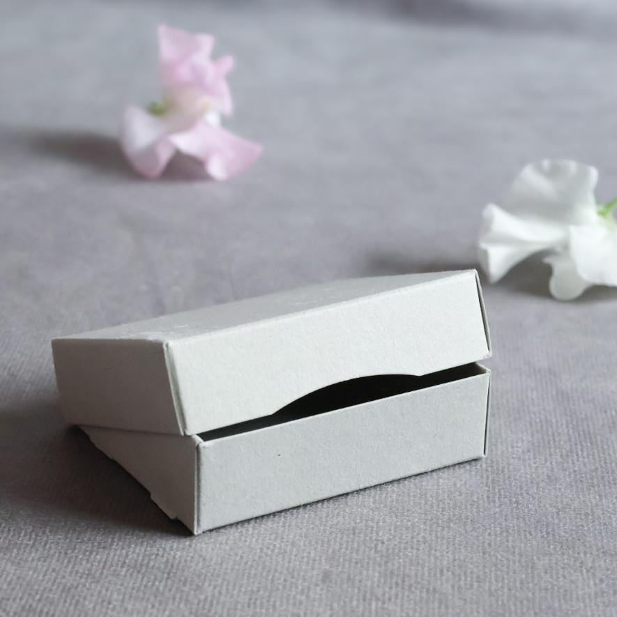 白ゆりと透明感あるビジューが揺れるピアス・イヤリング 等 (金具交換できます)  サージカルステンレス(316L)