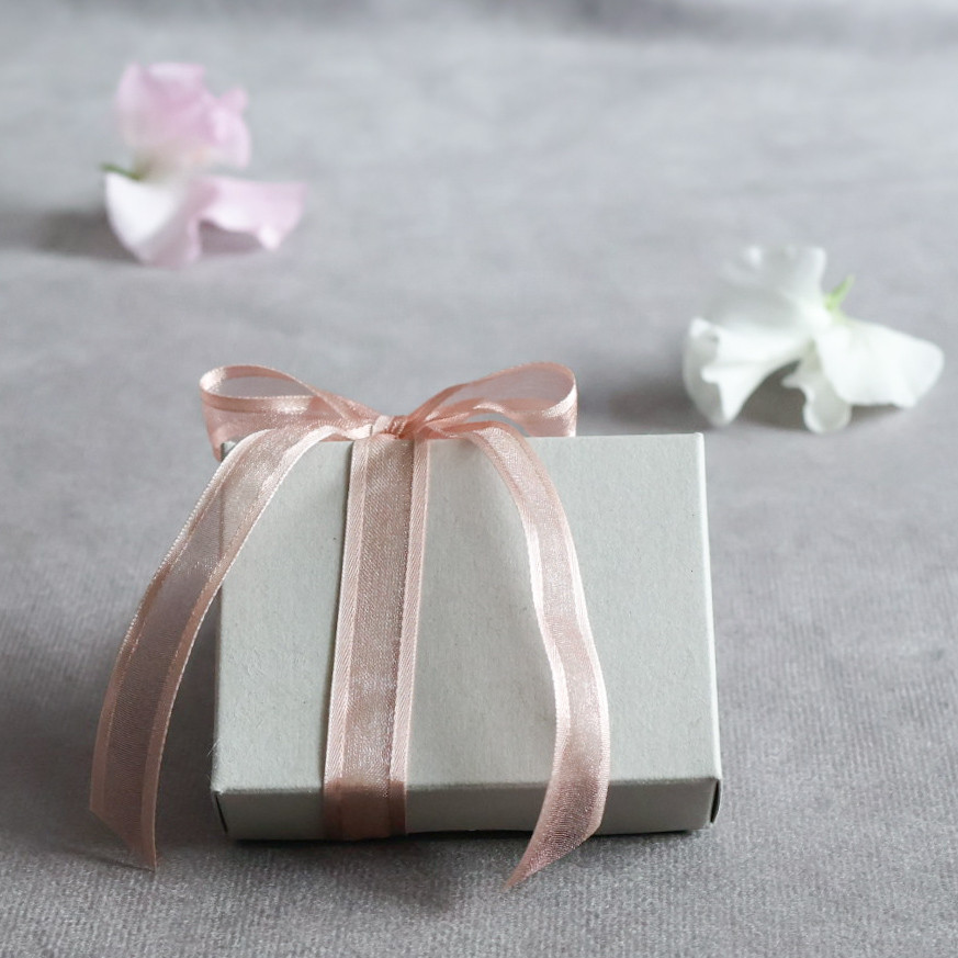 白ゆりと透明感あるビジューが揺れるピアス・イヤリング 等 (金具交換できます)  サージカルステンレス(316L)