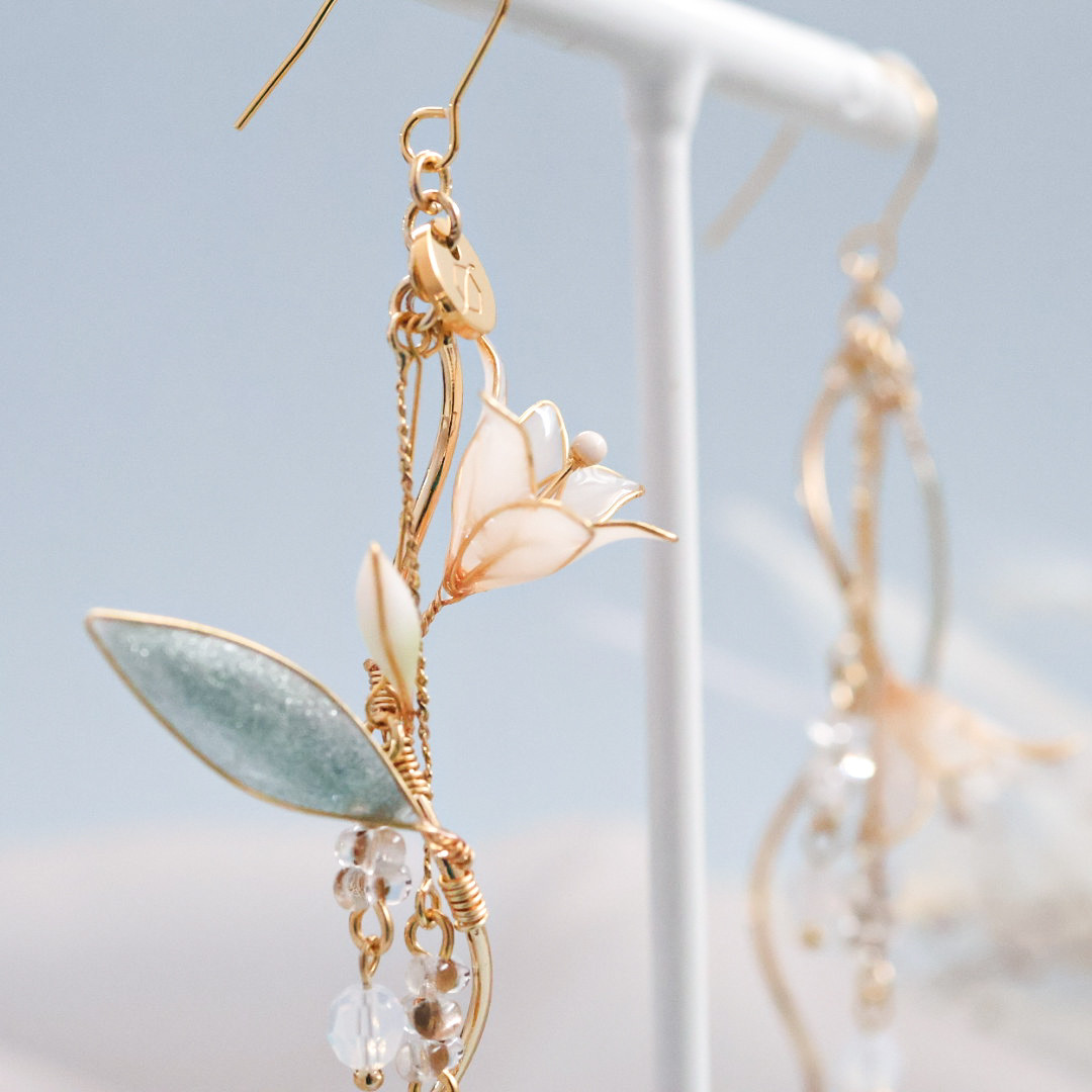 白ゆりと透明感あるビジューが揺れるピアス・イヤリング 等 (金具交換できます)  サージカルステンレス(316L)