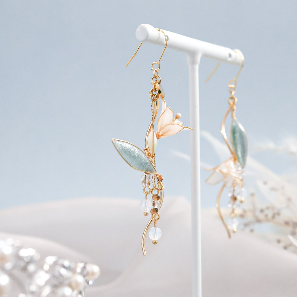 白ゆりと透明感あるビジューが揺れるピアス・イヤリング 等 (金具交換できます)  サージカルステンレス(316L)