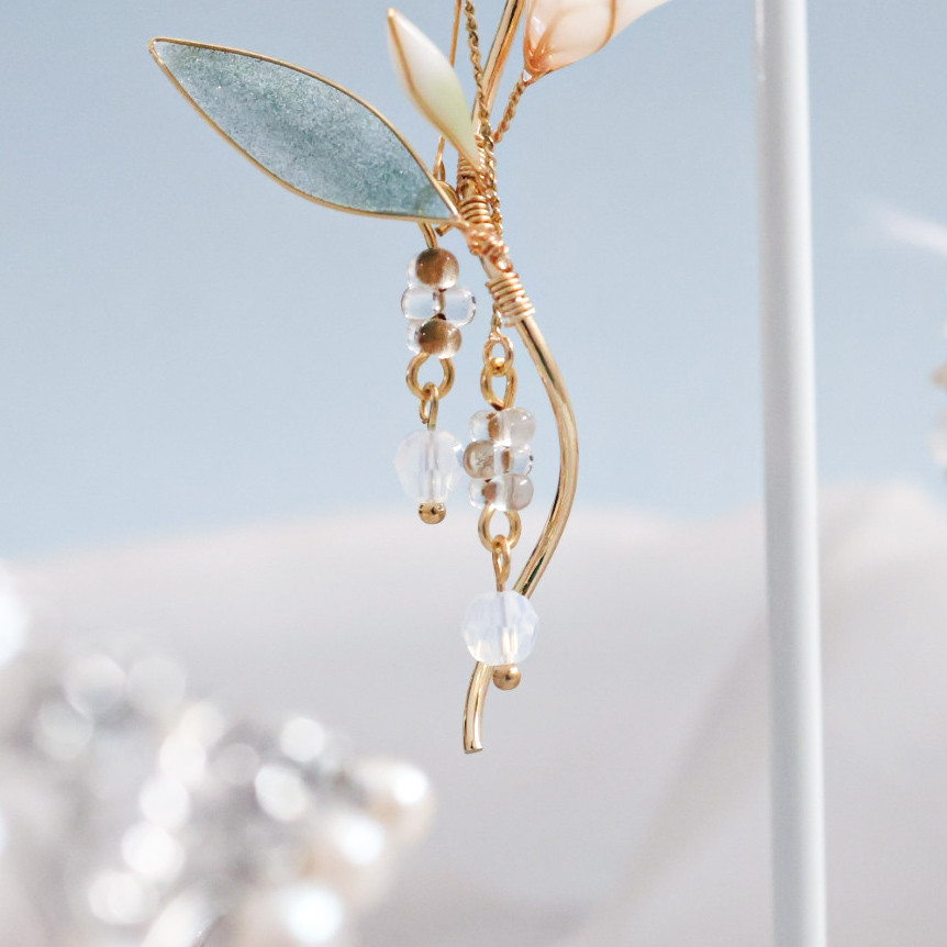 白ゆりと透明感あるビジューが揺れるピアス・イヤリング 等 (金具交換できます)  サージカルステンレス(316L)