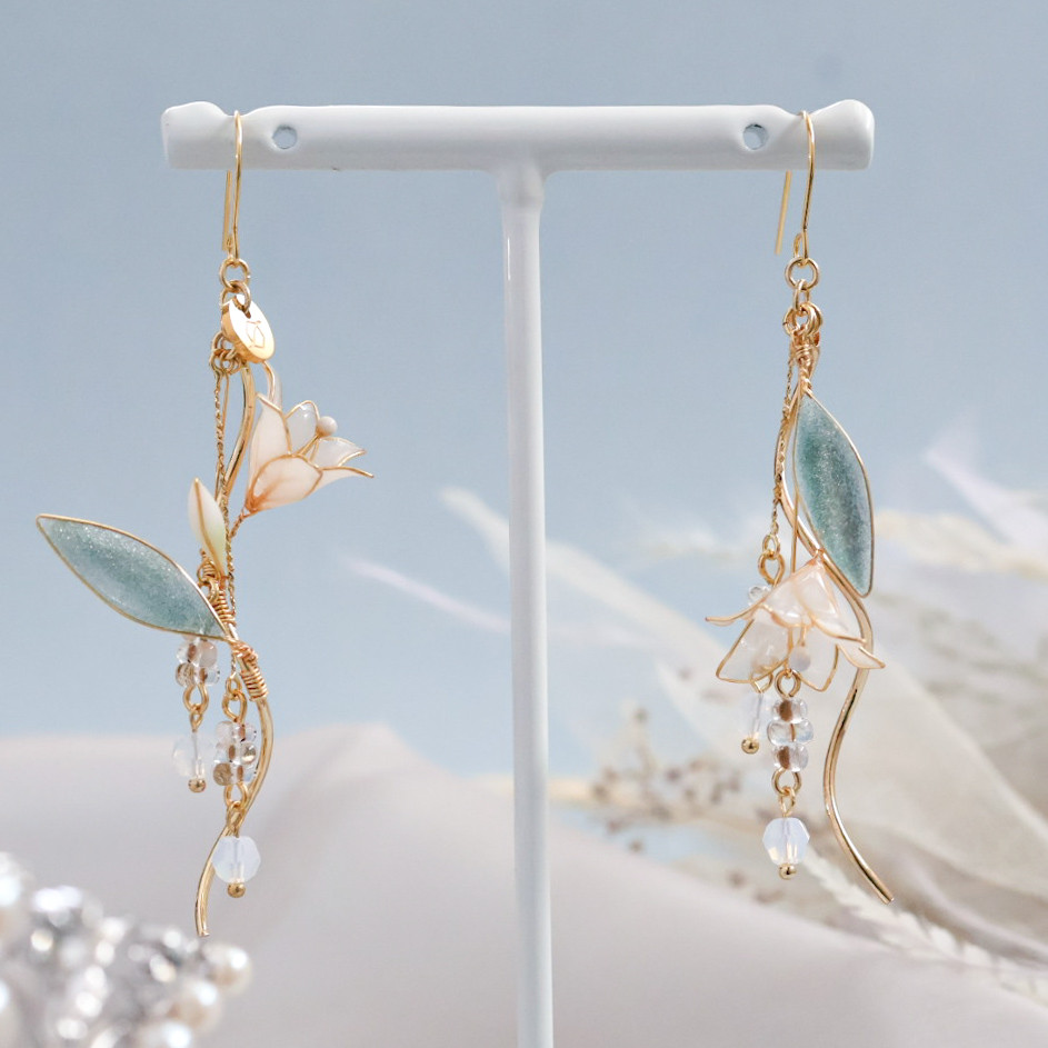 白ゆりと透明感あるビジューが揺れるピアス・イヤリング 等 (金具交換できます)  サージカルステンレス(316L)