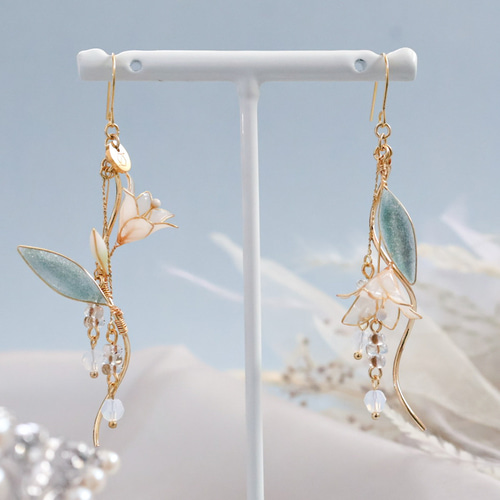 澄んだ輝きを宿す 白百合ピアス― 透明感あるビジュー ―＊金具交換可