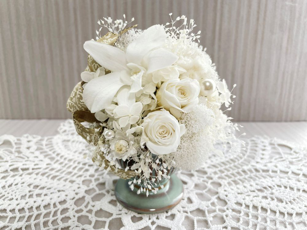 上品で優しい色味のプリザーブドフラワー　インテリアにもお供えのお花や仏花としても、大切な方へのプレゼントにも最適