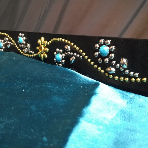 栃木レザーツタ&フラワースタッズベルトブラック ニッケル&ブラス