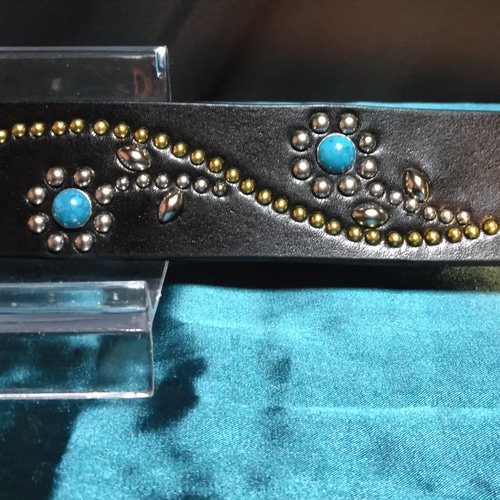 栃木レザーツタ&フラワースタッズベルト　シルバー色での制作。ブラック 栃木レザーツタ＆フラワースタッズベルト ブラス＆ニッケル その他