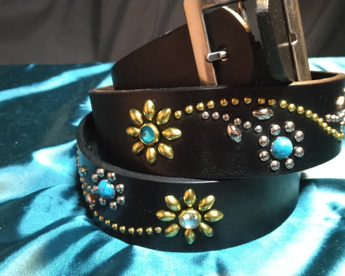 栃木レザーツタ&フラワースタッズベルト　シルバー色での制作。ブラック 栃木レザーツタ&フラワースタッズベルトブラック ニッケル&ブラス