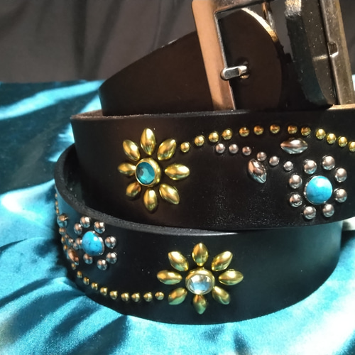 栃木レザーツタ&フラワースタッズベルトブラック ニッケル&ブラス