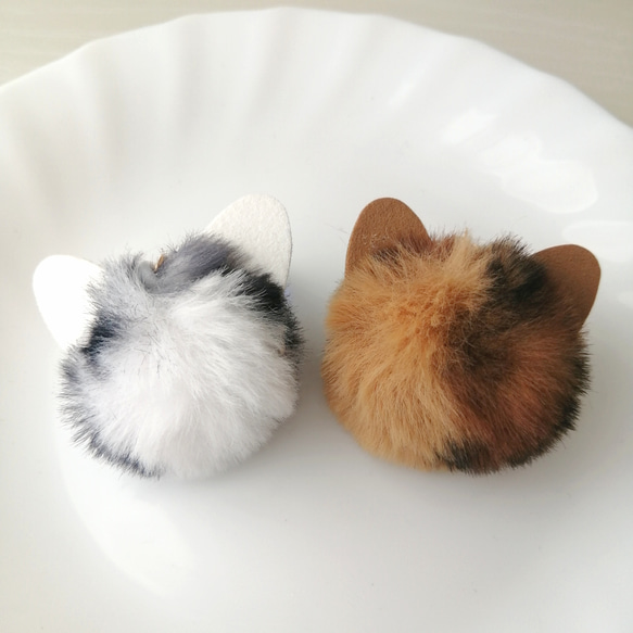 NEW/お試し価格【ふわふわねこちゃんファーとオーロラガラスのバッグチャーム】　猫キーホルダー　ファーキーホルダー　猫 1枚目の画像