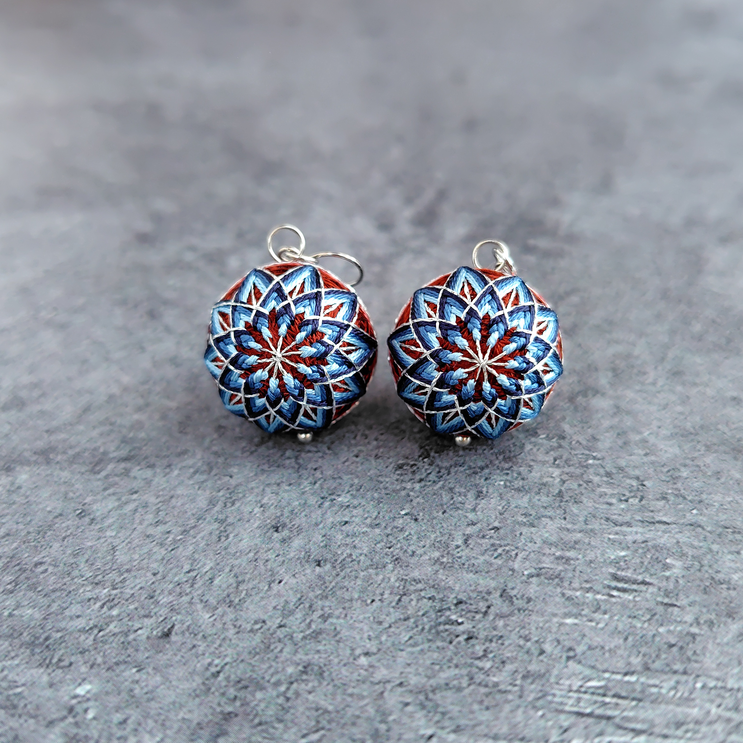 紅藍華　手まりフックピアス　Blume[花] - 茶 × 青 -