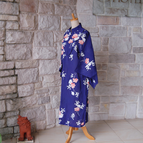 レトロクラシカル 地色は花紺、えんじ色の花 着物スリーブワンピース