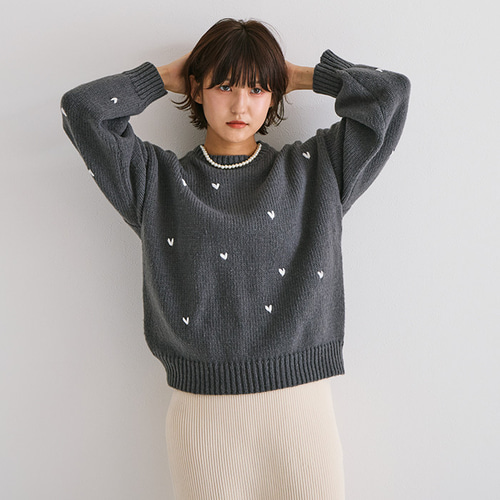 AW新作】顔周りを明るくしてくれるハート刺繍ニット 厚手 クルー