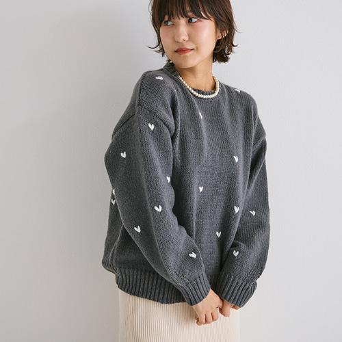 AW新作】顔周りを明るくしてくれるハート刺繍ニット 厚手 クルー