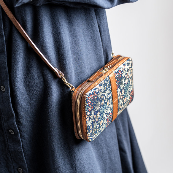 【秋冬限量版配色】高品質迷你皮夾/手機肩包 *海軍藍風信子圖案 *禮品裝 第3張的照片