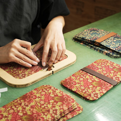 【秋冬限量版配色】高品質迷你皮夾/手機肩包 *海軍藍風信子圖案 *禮品裝 第12張的照片