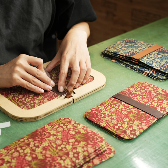 【秋冬限量版配色】高品質迷你皮夾/手機肩包 *海軍藍風信子圖案 *禮品裝 第12張的照片