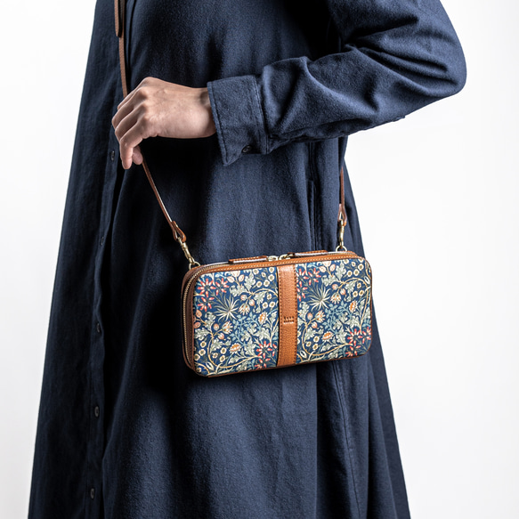 【秋冬限量版配色】高品質迷你皮夾/手機肩包 *海軍藍風信子圖案 *禮品裝 第1張的照片