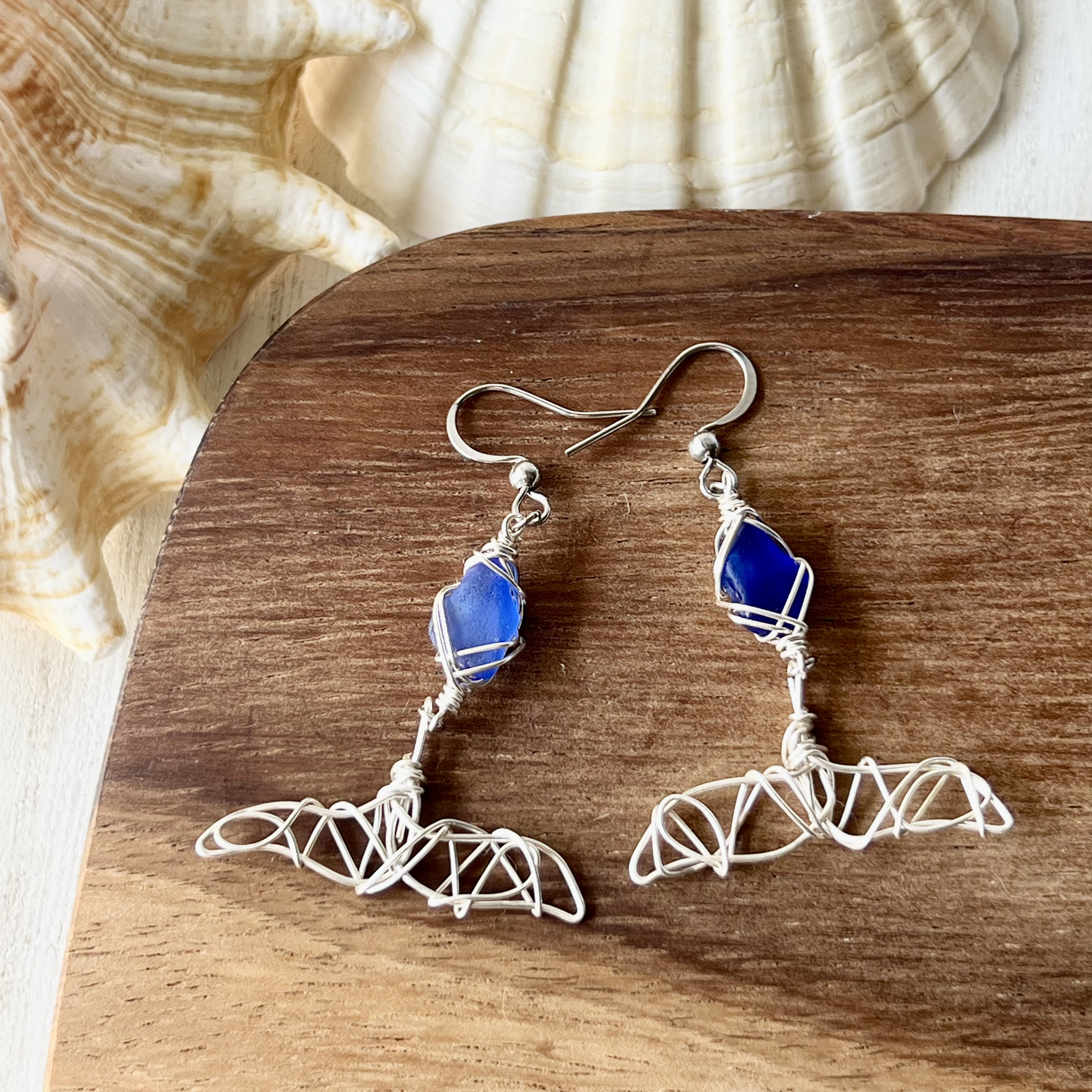 幸せが訪れるホエールテールのロイヤルブルーシーグラスピアス〝yurayura〟