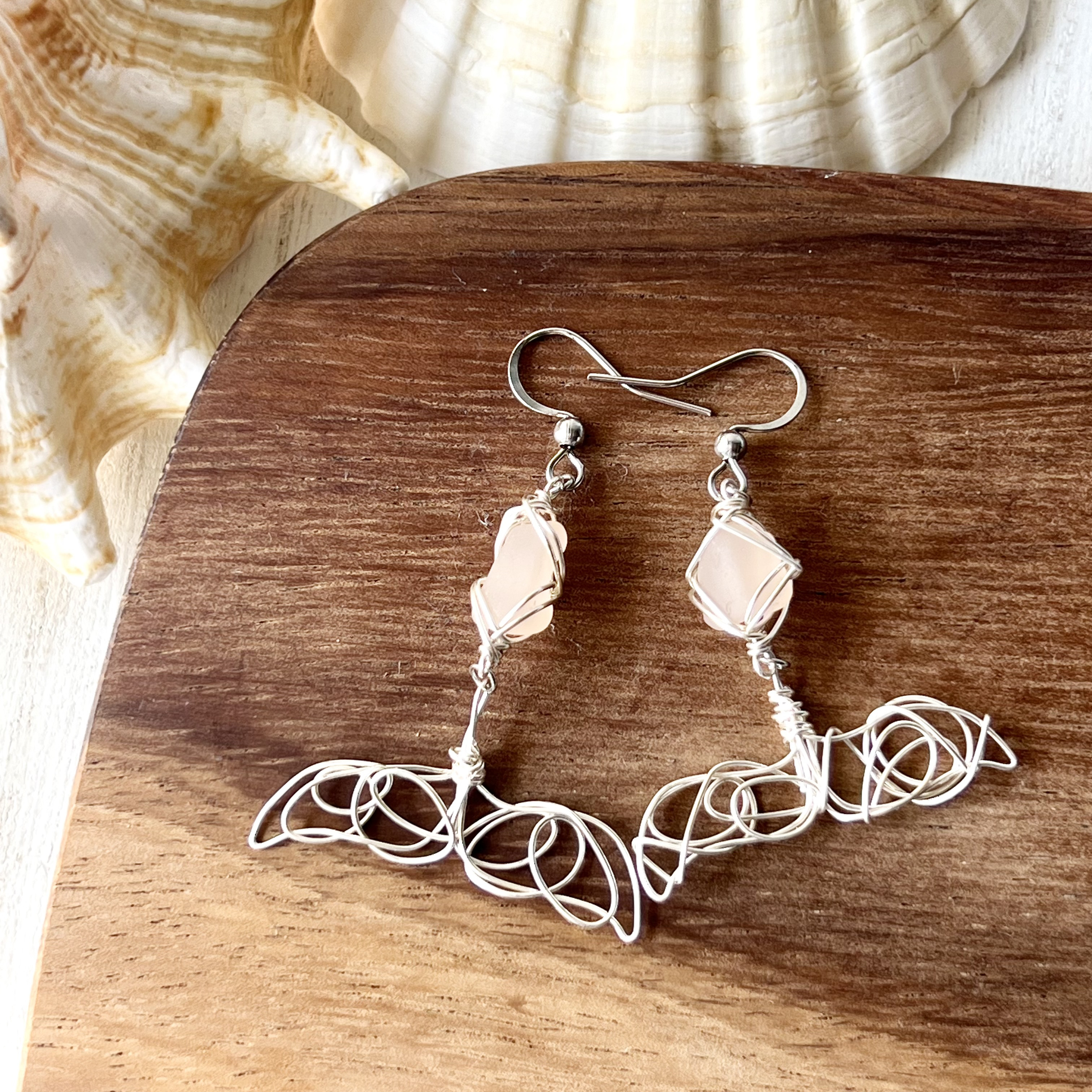 幸せが訪れるホエールテールのピンクシーグラスピアス〝yurayura〟