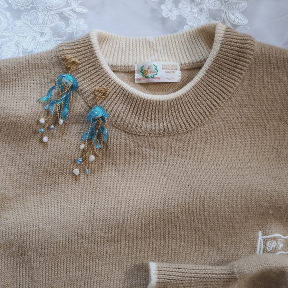 クラゲ　海月　イヤリング　ピアス　青　水色　海　個性的　軽い　ディップアート　プレゼント　贈り物　大人可愛い　金アレ対応 7枚目の画像