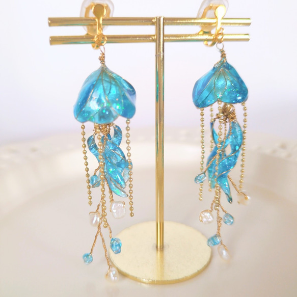 クラゲ　海月　イヤリング　ピアス　青　水色　海　個性的　軽い　ディップアート　プレゼント　贈り物　大人可愛い　金アレ対応 1枚目の画像