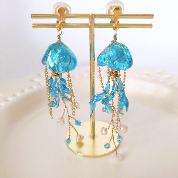 クラゲ　海月　イヤリング　ピアス　青　水色　海　個性的　軽い　ディップアート　プレゼント　贈り物　大人可愛い　金アレ対応 2枚目の画像