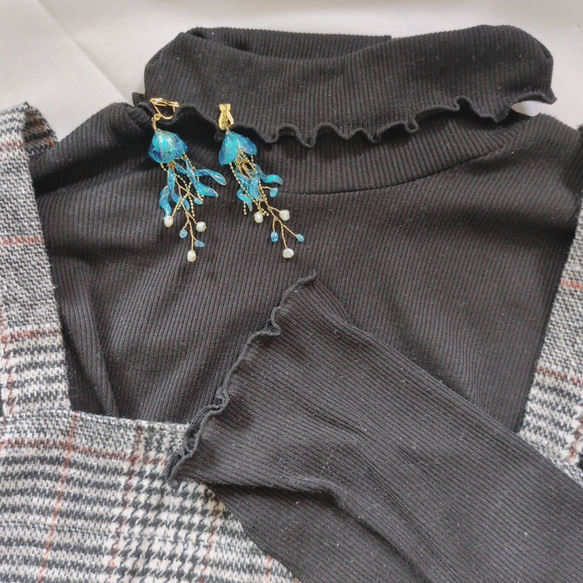 クラゲ　海月　イヤリング　ピアス　青　水色　海　個性的　軽い　ディップアート　プレゼント　贈り物　大人可愛い　金アレ対応 9枚目の画像