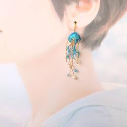 クラゲ　海月　イヤリング　ピアス　青　水色　海　個性的　軽い　ディップアート　プレゼント　贈り物　大人可愛い　金アレ対応 4枚目の画像