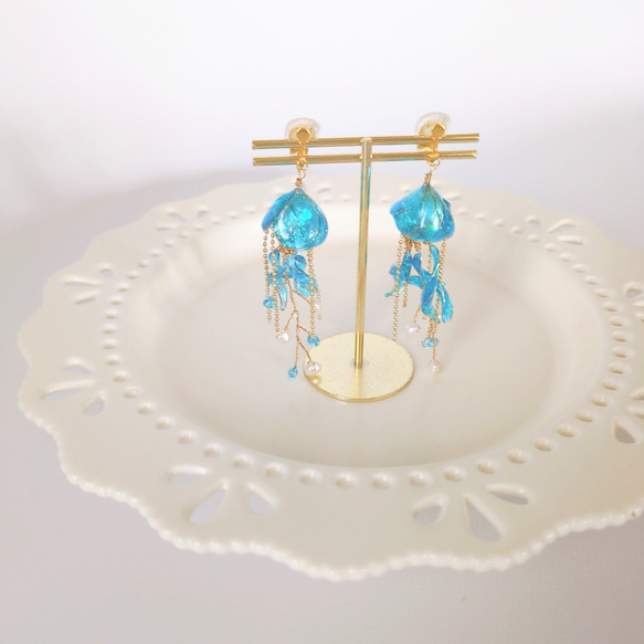 クラゲ　海月　イヤリング　ピアス　青　水色　海　個性的　軽い　ディップアート　プレゼント　贈り物　大人可愛い　金アレ対応 5枚目の画像