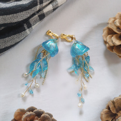 クラゲ　海月　イヤリング　ピアス　青　水色　海　個性的　軽い　ディップアート　プレゼント　贈り物　大人可愛い　金アレ対応 6枚目の画像