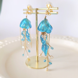 クラゲ　海月　イヤリング　ピアス　青　水色　海　個性的　軽い　ディップアート　プレゼント　贈り物　大人可愛い　金アレ対応 3枚目の画像