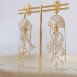 クラゲ　海月　イヤリング　ピアス　白　海　個性的　軽い　ディップアート　プレゼント　贈り物　大人可愛　金アレ対応 3枚目の画像