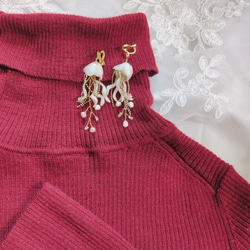 クラゲ　海月　イヤリング　ピアス　白　海　個性的　軽い　ディップアート　プレゼント　贈り物　大人可愛　金アレ対応 7枚目の画像