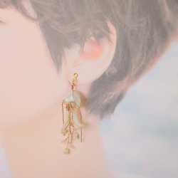 クラゲ　海月　イヤリング　ピアス　白　海　個性的　軽い　ディップアート　プレゼント　贈り物　大人可愛　金アレ対応 4枚目の画像