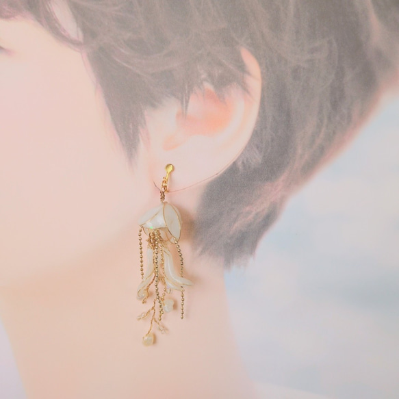 クラゲ　海月　イヤリング　ピアス　白　海　個性的　軽い　ディップアート　プレゼント　贈り物　大人可愛　金アレ対応 4枚目の画像