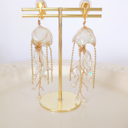 クラゲ　海月　イヤリング　ピアス　白　海　個性的　軽い　ディップアート　プレゼント　贈り物　大人可愛　金アレ対応 2枚目の画像