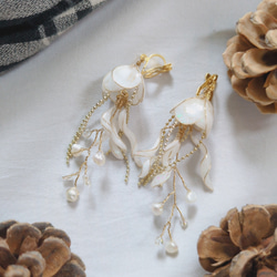 クラゲ　海月　イヤリング　ピアス　白　海　個性的　軽い　ディップアート　プレゼント　贈り物　大人可愛　金アレ対応 6枚目の画像