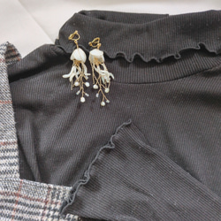 クラゲ　海月　イヤリング　ピアス　白　海　個性的　軽い　ディップアート　プレゼント　贈り物　大人可愛　金アレ対応 8枚目の画像