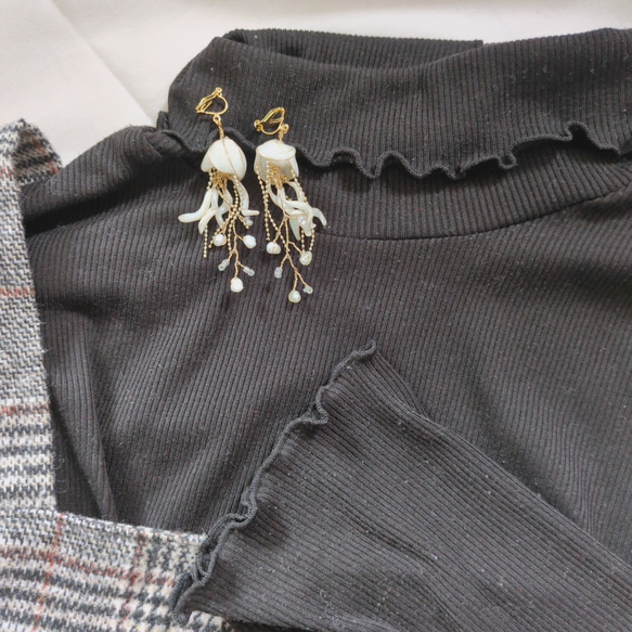 クラゲ　海月　イヤリング　ピアス　白　海　個性的　軽い　ディップアート　プレゼント　贈り物　大人可愛　金アレ対応 8枚目の画像